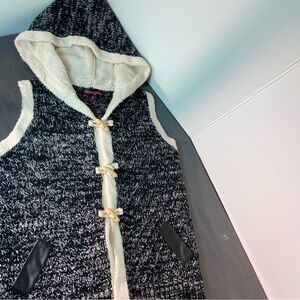 Rock & Roll Cowgirl Sherpa Lined Hooded Sweater Vest – Women’s Medium